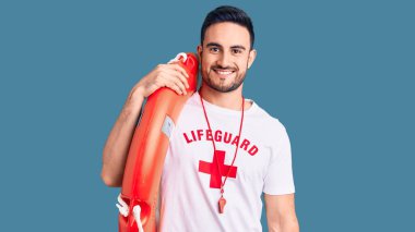 Mayo giyen genç yakışıklı adam ellerinin birarada dua ederek af diliyor kendinden emin bir şekilde gülümsüyor.. 