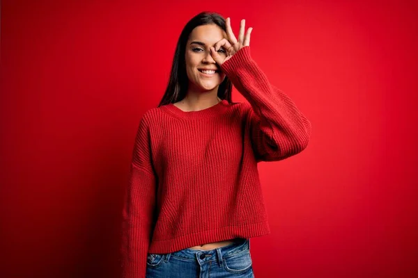 Vacker Ung Brunett Kvinna Bär Casual Tröja Stående Över Röd — Stockfoto
