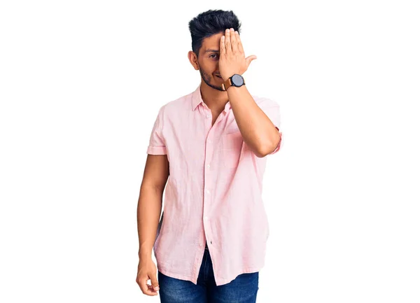 Hezký Latinskoamerický Mladý Muž Neformální Letní Košili Zakrývající Jedno Oko — Stock fotografie