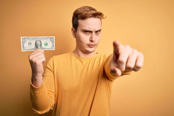 Joven Pelirrojo Guapo Sosteniendo Billetes Dólar Sobre Fondo Amarillo Aislado —  Fotos de Stock