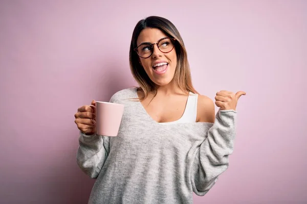 Joven Hermosa Morena Con Gafas Bebiendo Taza Rosa Café Señalando — Foto de Stock