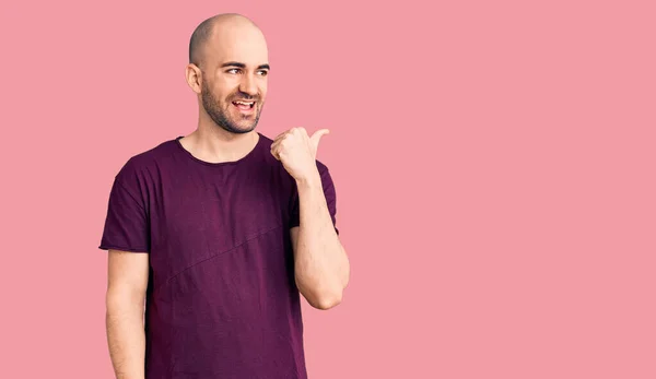 Joven Hombre Guapo Con Camiseta Casual Sonriendo Con Cara Feliz —  Fotos de Stock