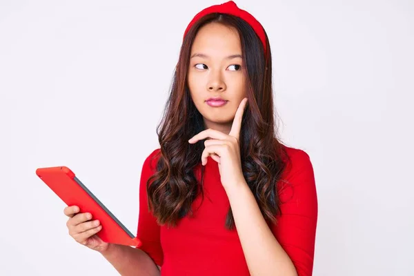 Jeune Belle Fille Chinoise Tenant Touchpad Visage Sérieux Penser Question — Photo