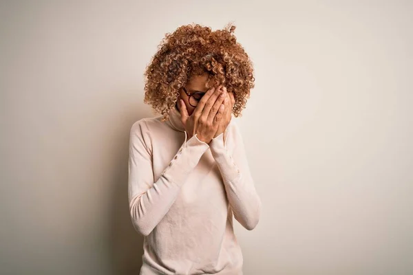 Jonge Afro Amerikaanse Vrouw Draagt Coltrui Bril Een Witte Achtergrond — Stockfoto