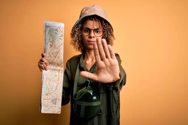 Mujer Turista Afroamericana Con Sombrero Explorador Cantina Agua Sosteniendo Mapa —  Fotos de Stock