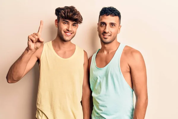 Jong Gay Paar Dragen Casual Kleding Tonen Wijzen Omhoog Met — Stockfoto