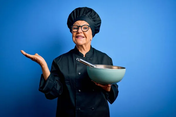 Senior Hermosa Mujer Chef Pelo Gris Con Uniforme Cocina Sombrero — Foto de Stock