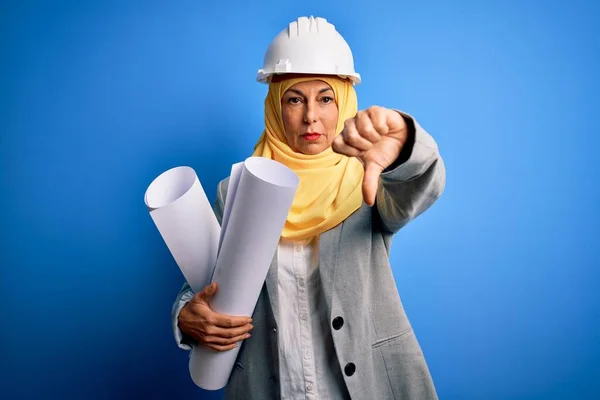 Архитектор Средних Лет Женщина Мусульманском Хиджабе Шлеме Безопасности Держит Чертежи — стоковое фото