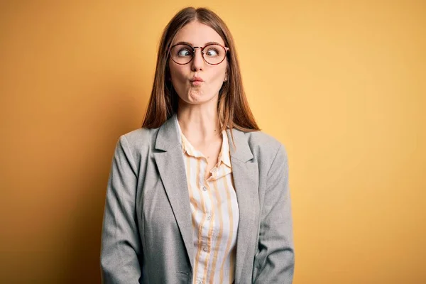 Junge Schöne Rothaarige Frau Trägt Jacke Und Brille Über Isoliertem — Stockfoto