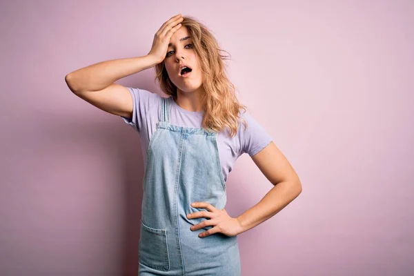 Ung Vacker Blond Kvinna Bär Casual Denim Overaller Stående Över — Stockfoto