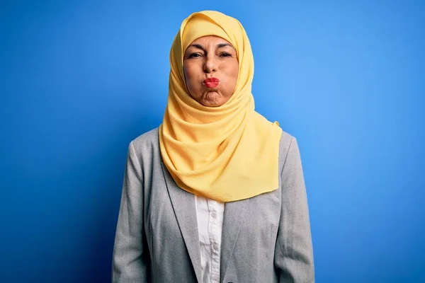 Mulher Negócios Morena Meia Idade Vestindo Muçulmano Tradicional Hijab Sobre — Fotografia de Stock