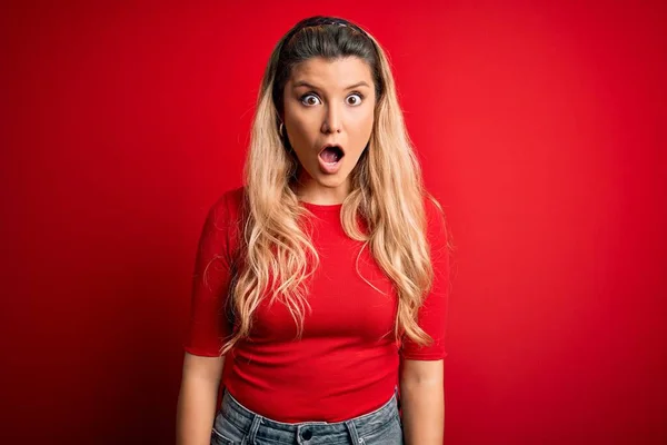 Young Beautiful Blonde Woman Wearing Casual Shirt Standing Isolated Red — Stock Photo, Image