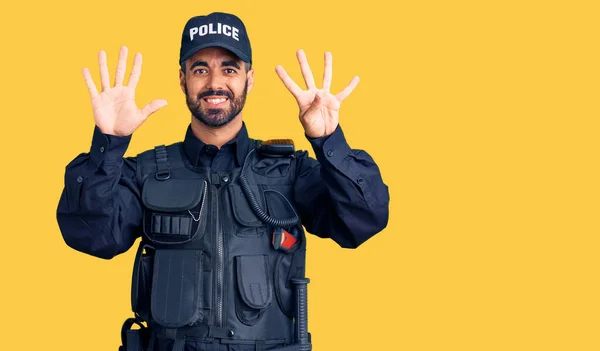 Молодой Латиноамериканец Полицейской Форме Показывает Пальцем Номер Девять Улыбаясь Уверенно — стоковое фото