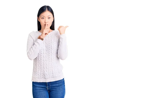 Jovem Mulher Chinesa Bonita Vestindo Camisola Casual Pedindo Para Ficar — Fotografia de Stock