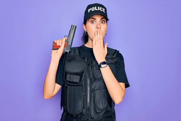 Jovem Policial Vestindo Uniforme Colete Prova Balas Segurança Segurando Boca — Fotografia de Stock