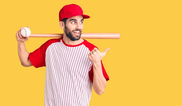 Ung Stilig Man Med Skägg Spelar Baseball Håller Bat Och — Stockfoto