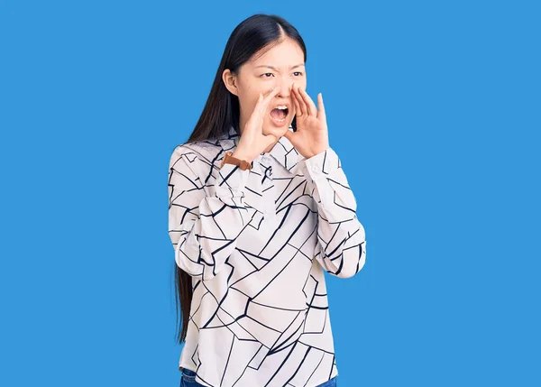 Jong Mooi Chinees Vrouw Dragen Casual Shirt Schreeuwen Boos Hardop — Stockfoto