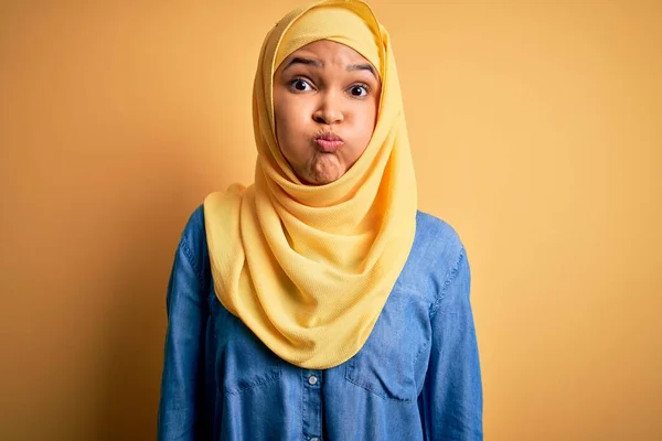 Junge Schöne Frau Mit Lockigem Haar Die Einen Traditionellen Arabischen — Stockfoto