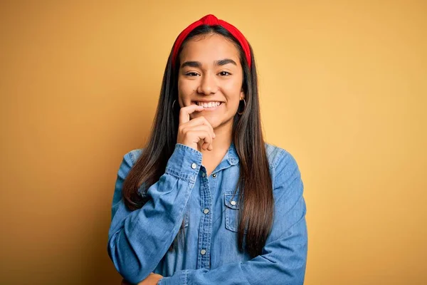 Jovem Bela Mulher Asiática Vestindo Camisa Ganga Casual Diadema Sobre — Fotografia de Stock