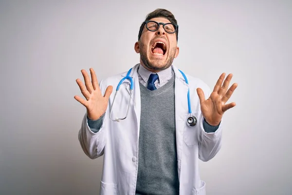 Joven Doctor Con Ojos Azules Usando Abrigo Médico Estetoscopio Sobre — Foto de Stock