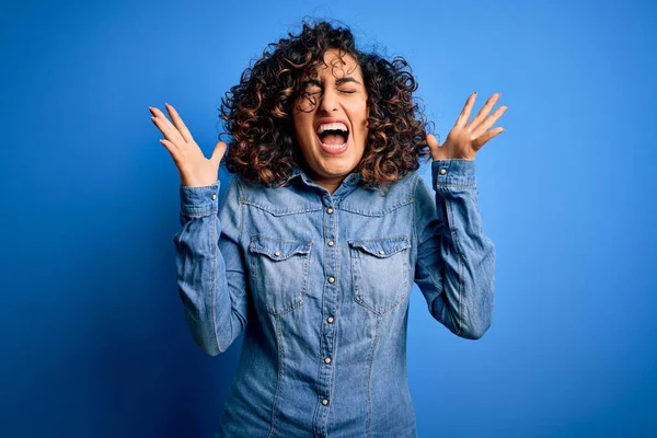 Jeune Belle Femme Arabe Bouclée Portant Une Chemise Denim Décontractée — Photo