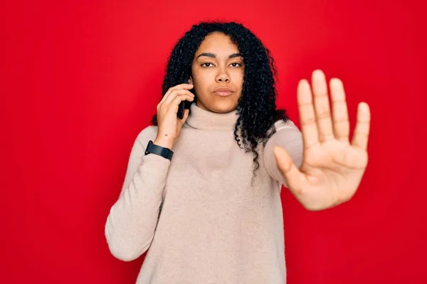 Mujer Rizada Afroamericana Joven Conversando Teléfono Inteligente Con Mano Abierta —  Fotos de Stock