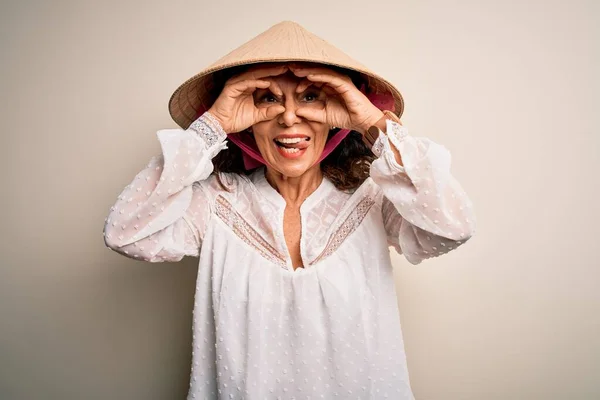 Middelbare Leeftijd Brunette Vrouw Dragen Aziatische Traditionele Conische Hoed Witte — Stockfoto