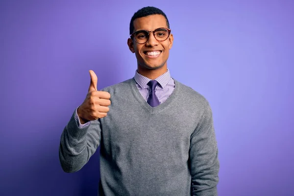 Schöner Afrikanisch Amerikanischer Geschäftsmann Mit Brille Und Krawatte Vor Lila — Stockfoto