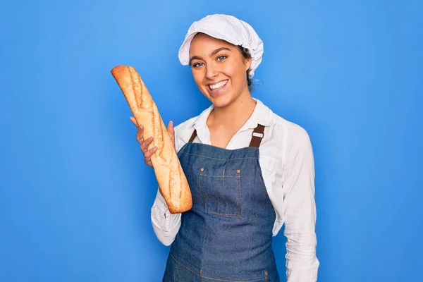 Junge Schöne Blonde Bäckerin Mit Blauen Augen Hält Laib Hausgemachtes — Stockfoto
