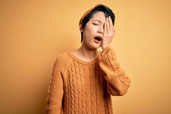 스웨터 위에서 아름다운 아시아 소녀는 무릎을 손으로 얼굴에 — 스톡 사진