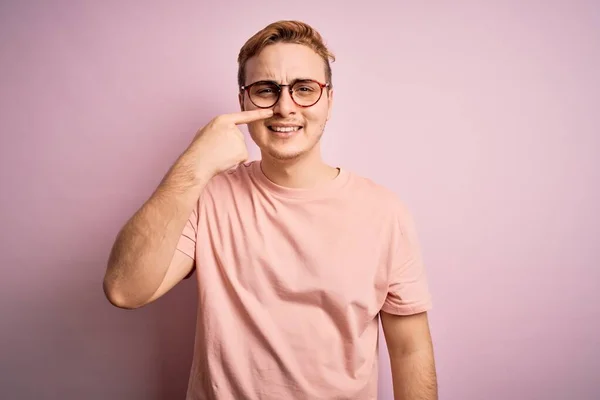 Joven Hombre Pelirrojo Guapo Con Camiseta Casual Pie Sobre Fondo —  Fotos de Stock