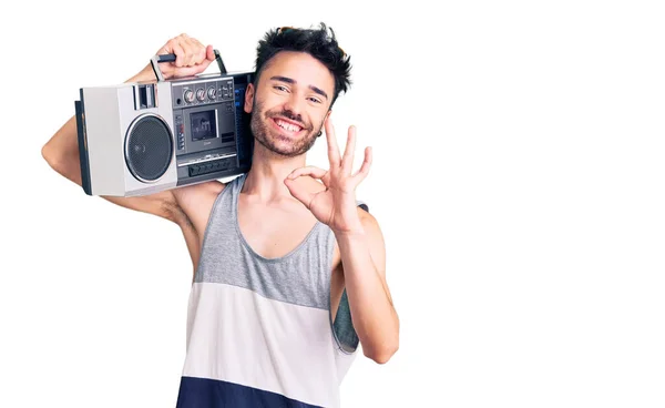 Jovem Hispânico Homem Segurando Boombox Ouvindo Música Fazendo Sinal Com — Fotografia de Stock