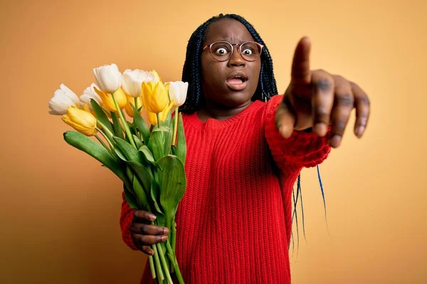 Jeune Femme Afro Américaine Taille Avec Des Tresses Tenant Bouquet — Photo