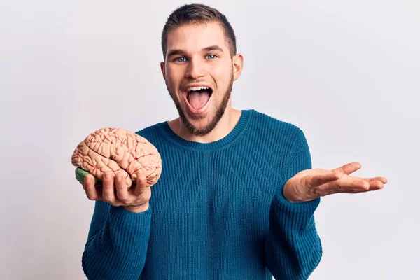 Jonge Knappe Man Houdt Hersenen Vieren Prestatie Met Vrolijke Glimlach — Stockfoto