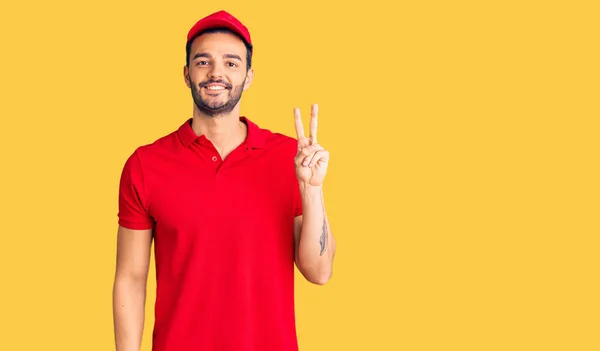 Homem Hispânico Bonito Jovem Vestindo Uniforme Correio Entrega Sorrindo Com — Fotografia de Stock