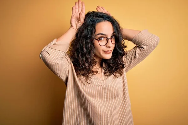 Bella Donna Con Capelli Ricci Indossa Camicia Righe Occhiali Sfondo — Foto Stock