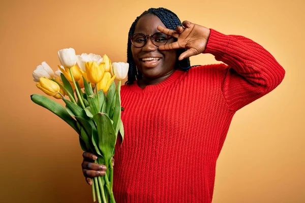 Jeune Femme Afro Américaine Taille Avec Des Tresses Tenant Bouquet — Photo