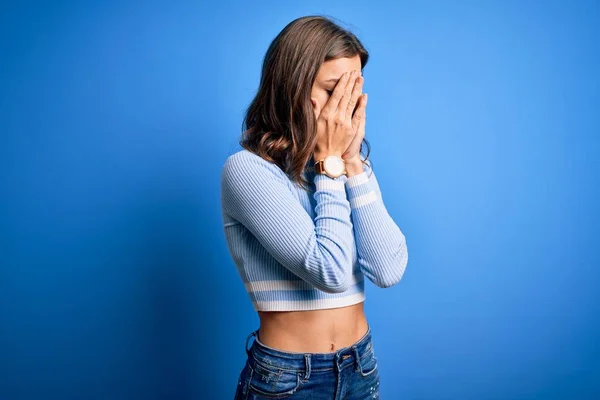 Giovane Bella Ragazza Bionda Indossa Maglione Casual Piedi Sfondo Blu — Foto Stock