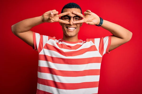 Fiatal Jóképű Afro Amerikai Férfi Alkalmi Csíkos Pólót Szemüveget Visel — Stock Fotó