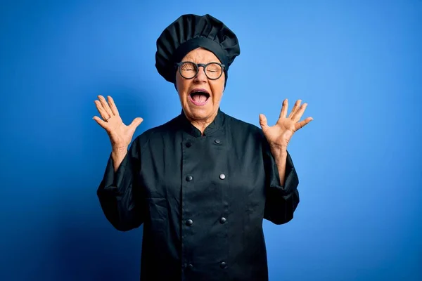 Senior Hermosa Mujer Chef Pelo Gris Con Uniforme Cocina Sombrero — Foto de Stock