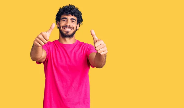 Beau Jeune Homme Aux Cheveux Bouclés Ours Portant Shirt Rose — Photo