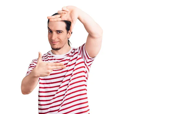 Junger Erwachsener Mann Mit Langen Haaren Der Lässig Gestreiftes Shirt — Stockfoto