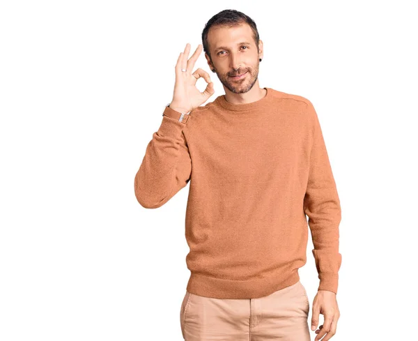 Joven Hombre Guapo Con Ropa Casual Sonriente Positiva Haciendo Signo — Foto de Stock