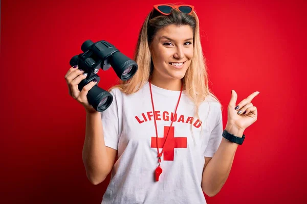 Junge Schöne Blonde Rettungsschwimmerin Mit Fernglas Und Pfeife Über Rotem — Stockfoto