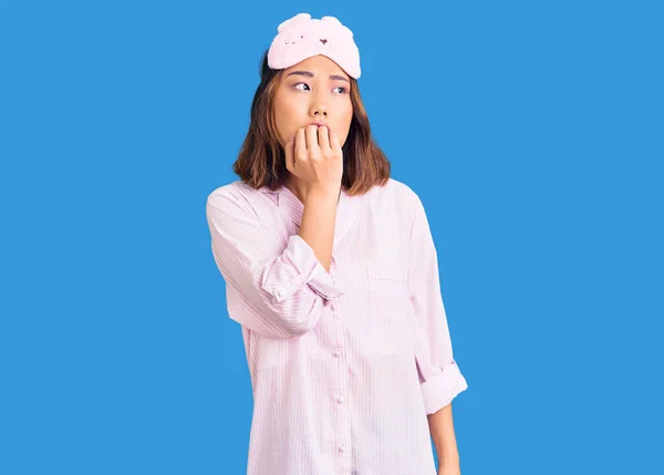 Młoda Piękna Chińska Dziewczyna Nosi Maskę Snu Piżamy Patrząc Zestresowany — Zdjęcie stockowe