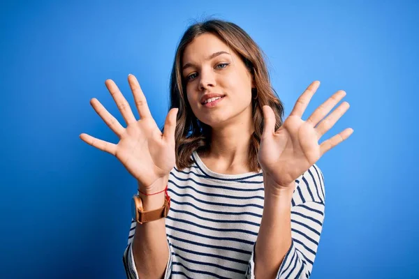 Ung Vacker Blond Flicka Bär Casual Tröja Stående Över Blå — Stockfoto