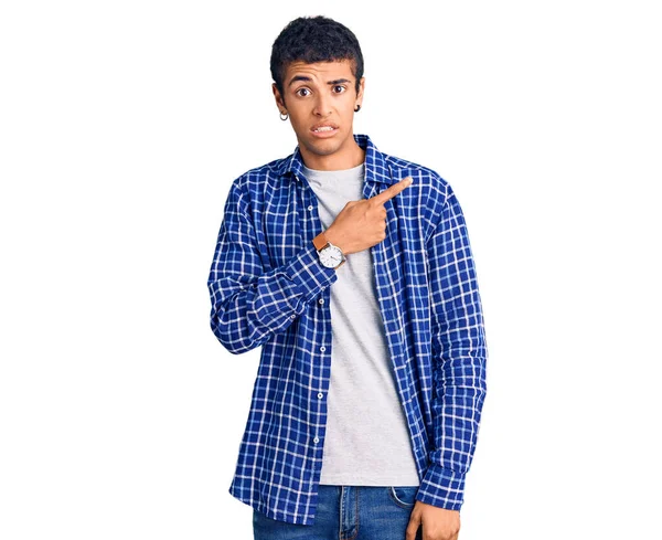 Joven Hombre Amerciano Africano Vestido Con Ropa Casual Señalando Lado —  Fotos de Stock