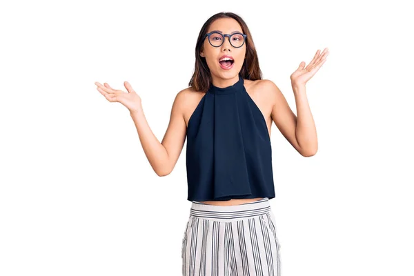 Menina Chinesa Bonita Nova Vestindo Roupas Casuais Óculos Celebrando Vitória — Fotografia de Stock