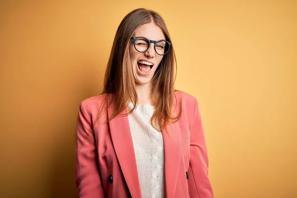 Ung Vacker Rödhårig Kvinna Bär Jacka Och Glasögon Över Isolerad — Stockfoto