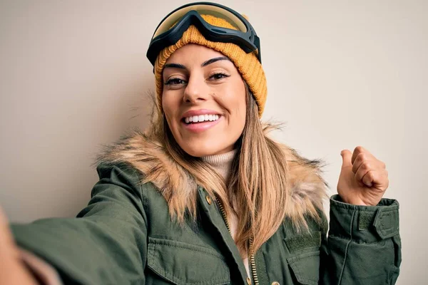 Joven Mujer Esquiadora Morena Con Ropa Nieve Gafas Esquí Hacen — Foto de Stock